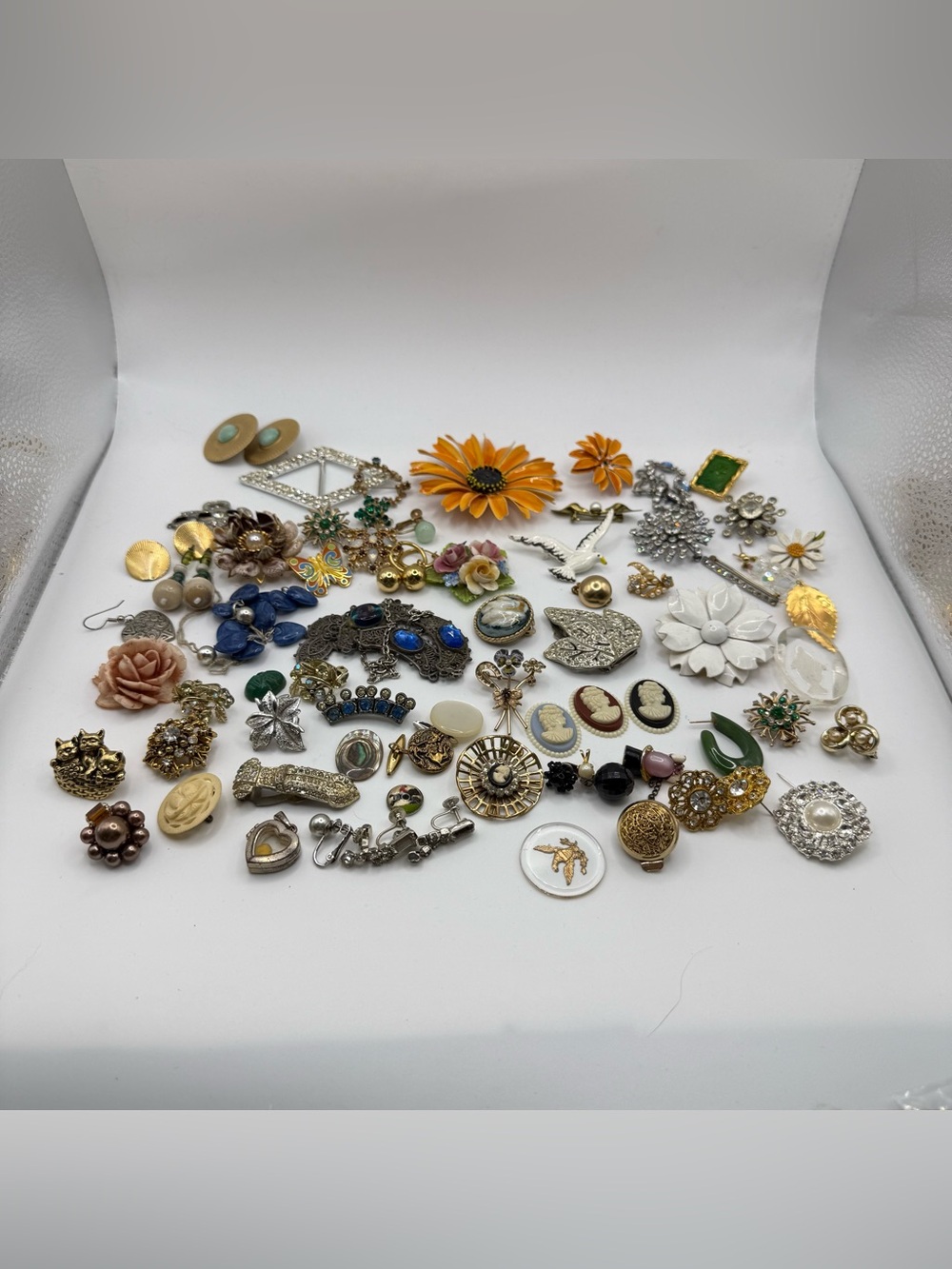 Large lot of vintage Assorted Women's broken brooches